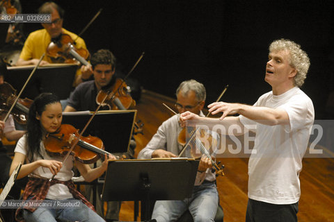 Rome, Auditorium Parco della Musica, May 5, 2004. British conductor Simon Rattle and the Berliner Philharmoniker performing a rehearsal / Roma, Auditorium Parco della Musica, 5 maggio 2004. Il direttore dorchestra Simon Rattle e i Berliner Philharmoniker durante una prova - ©Marcello Mencarini/Rosebud2