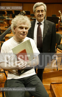 Rome, Auditorium Parco della Musica, May 5, 2004. British conductor Simon Rattle and musicologist Bruno Cagli, President of Santa Cecilia National Academy / Roma, Auditorium Parco della Musica, 5 maggio 2004. Il direttore dorchestra Simon Rattle e il musicologo Bruno Cagli, presidente dellAccademia Nazionale di Santa Cecilia - ©Marcello Mencarini/Rosebud2