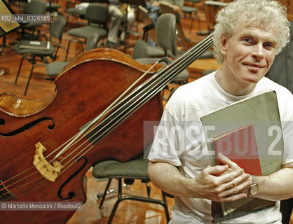 Rome, Auditorium Parco della Musica, May 5, 2004. British conductor Simon Rattle poses during a rehearsal / Roma, Auditorium Parco della Musica, 5 maggio 2004. Il direttore dorchestra posa durante una prova - ©Marcello Mencarini/Rosebud2