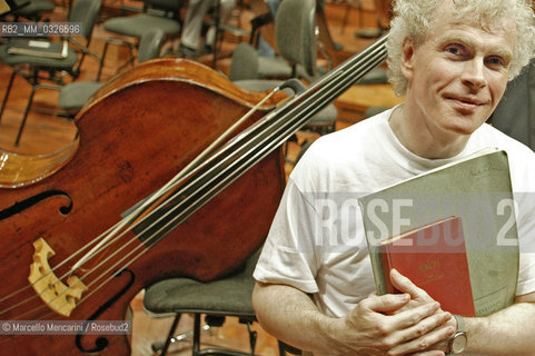 Rome, Auditorium Parco della Musica, May 5, 2004. British conductor Simon Rattle poses during a rehearsal / Roma, Auditorium Parco della Musica, 5 maggio 2004. Il direttore dorchestra posa durante una prova - ©Marcello Mencarini/Rosebud2