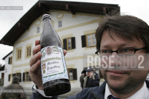 Marktl am Inn (D), birth house of JOSEPH RATZINGER (Pope Benedict XVI). Beer dedicated to the Pope. 20 April 2005 / Marktl am Inn (D), casa natale di JOSEPH RATZINGER (Papa Benedetto XVI). (birra dedicata al Papa, gadgets) 20 aprile 2005 ©Marcello Mencarini/Rosebud2