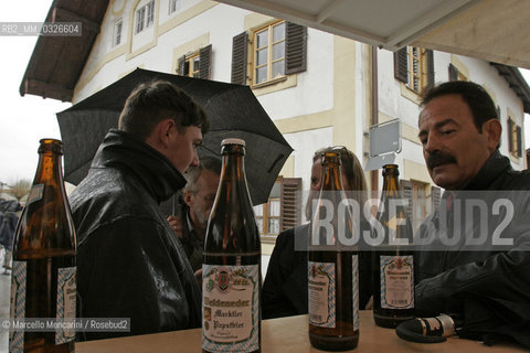 Marktl am Inn (D), birth house of JOSEPH RATZINGER (Pope Benedict XVI). Beer dedicated to the Pope. 20 April 2005 / Marktl am Inn (D), casa natale di JOSEPH RATZINGER (Papa Benedetto XVI). (birra dedicata al Papa, gadgets) 20 aprile 2005 ©Marcello Mencarini/Rosebud2