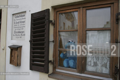 Marktl am Inn (D), birth house of JOSEPH RATZINGER (Pope Benedict XVI). 20 April 2005 / Marktl am Inn (D), casa natale di JOSEPH RATZINGER (Papa Benedetto XVI). 20 aprile 2005 - ©Marcello Mencarini/Rosebud2