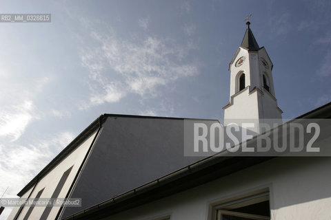 Marktl am Inn (D). Saint Oswalds Church where JOSEPH RATZINGER (Pope Benedict XVI) was baptized. 20 April 2005 / Marktl am Inn (D). SantOsvaldo, la Chiesa dove JOSEPH RATZINGER (Papa Benedetto XVI) fu battezzato. 20 aprile 2005 ©Marcello Mencarini/Rosebud2