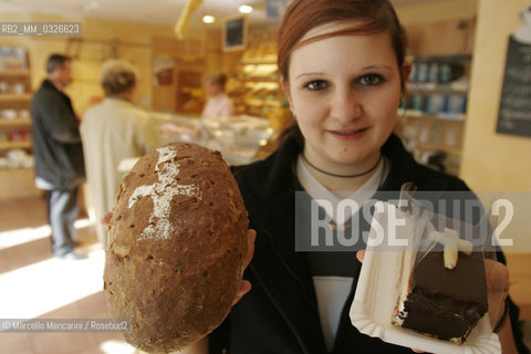 Marktl am Inn (D), birth place of JOSEPH RATZINGER (Pope Benedict XVI). Food dedicated to the pope in a cake shop: Vatican bread (Vatican Brot) and Ratzinger cake.  20 April 2005 / Pane del Vaticano (Vatican Brot) e torta Ratzinger, (pasticceria, gadgets). Marktl am Inn (D), paese natale di JOSEPH RATZINGER (Papa Benedetto XVI). 20 aprile 2005 ©Marcello Mencarini/Rosebud2