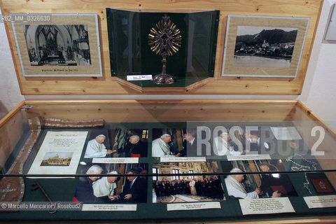 Window with objects about JOSEPH RATZINGER. Museum of Marktl am Inn (D), birth place of JOSEPH RATZINGER (Pope Benedict XVI). April 2005 / Vetrina dedicata a JOSEPH RATZINGER. Museo di Marktl am Inn (D), paese natale di JOSEPH RATZINGER (Papa Benedetto XVI). Aprile 2005 ©Marcello Mencarini/Rosebud2