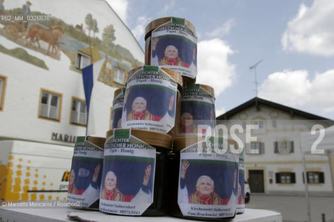 Marktl am Inn (D), birth house of JOSEPH RATZINGER (Pope Benedict XVI). Honey dedicated to the Pope. 20 April 2005 / Marktl am Inn (D), casa natale di JOSEPH RATZINGER (Papa Benedetto XVI). Miele dedicato al Papa (gadgets) 20 aprile 2005 ©Marcello Mencarini/Rosebud2