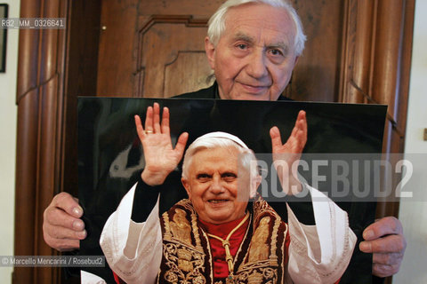 GEORG RATZINGER, brother of JOSEPH RATZINGER (Pope Benedict XVI), with a portrait of his brother. Regensburg (D), 21 April 2005 / GEORG RATZINGER, il fratello di JOSEPH RATZINGER (Papa Benedetto XVI) nella sua casa di Ratisbona (D). 21 aprile 2005 - ©Marcello Mencarini/Rosebud2