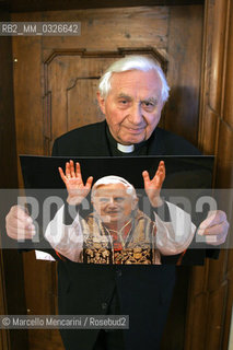 GEORG RATZINGER, brother of JOSEPH RATZINGER (Pope Benedict XVI), with a portrait of his brother. Regensburg (D), 21 April 2005 / GEORG RATZINGER, il fratello di JOSEPH RATZINGER (Papa Benedetto XVI) nella sua casa di Ratisbona (D). 21 aprile 2005 - ©Marcello Mencarini/Rosebud2