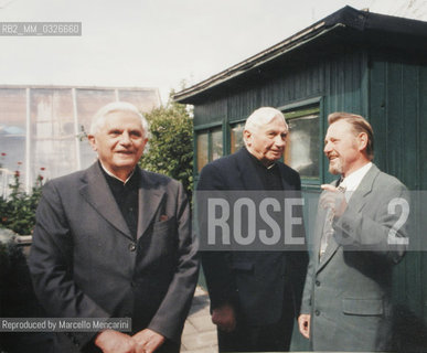 RUPERT HOFBAUER, keeper of JOSEPH RATZINGER vacation house with GEORG and JOSEPH RATZINGER (Pope Benedict XVI). Pentling, Regensburg (D) / RUPERT HOFBAUER, custode della casa di JOSEPH RATZINGER (Papa Benedetto XVI) a Pentling, Regensburg (D) con GEORG e JOSEPH RATZINGER - Reproduced by Marcello MENCARINI
/Rosebud2