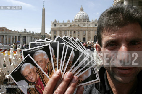 Pope souvenirs: Pictures of JOSEPH RATZINGER (Pope Benedict XVI). Vatican, Rome. 23 April 2005 / JOSEPH RATZINGER (Papa Benedetto XVI).  San Pietro, Vaticano, Roma. 23 aprile 2005 (fotografie, rosari, gadgets)  - ©Marcello Mencarini/Rosebud2