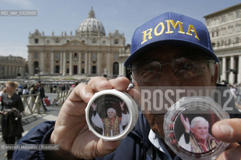 Pope souvenirs: Pictures of JOSEPH RATZINGER (Pope Benedict XVI). Vatican, Rome. 23 April 2005 / JOSEPH RATZINGER (Papa Benedetto XVI).  San Pietro, Vaticano, Roma. 23 aprile 2005 (fotografie, rosari, gadgets)  - ©Marcello Mencarini/Rosebud2