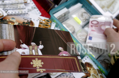 Pope souvenirs: Pictures of JOSEPH RATZINGER (Pope Benedict XVI). Vatican, Rome. 23 April 2005 / JOSEPH RATZINGER (Papa Benedetto XVI).  San Pietro, Vaticano, Roma. 23 aprile 2005 (fotografie, rosari, gadgets)  - ©Marcello Mencarini/Rosebud2