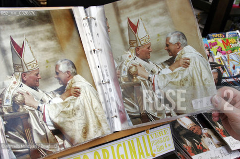 Pope souvenirs: picture of KAROL WOJTYLA (Pope Giovanni Paolo II) and JOSEPH RATZINGER (Pope Benedict XVI). Vatican, Rome. 23 April 2005 / KAROL WOJTYLA (Papa Giovanni Paolo II) e JOSEPH RATZINGER (Papa Benedetto XVI).  San Pietro, Vaticano, Roma. 23 aprile 2005 (fotografie, rosari, gadgets) - ©Marcello Mencarini/Rosebud2