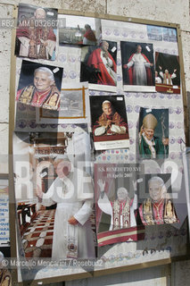 Pope souvenirs: picture of KAROL WOJTYLA (Pope Giovanni Paolo II) and JOSEPH RATZINGER (Pope Benedict XVI). Vatican, Rome. 23 April 2005 / KAROL WOJTYLA (Papa Giovanni Paolo II) e JOSEPH RATZINGER (Papa Benedetto XVI).  San Pietro, Vaticano, Roma. 23 aprile 2005 (fotografie, rosari, gadgets) - ©Marcello Mencarini/Rosebud2