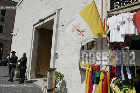 Rome, Piazza della Città Leonina. House where JOSEPH RATZINGER (Pope Benedict XVI) lived as Prefect of the Vaticans Congregation for the Doctrine of the Faith. 23 april 2005 / Roma, Piazza della Città Leonina, La casa dove JOSEPH RATZINGER (Papa Benedetto XVI) viveva e lavorava prima di diventare Papa ed era Prefetto della Congregazione per la Dottrina della Fede. 23 aprile 2005 - ©Marcello Mencarini/Rosebud2