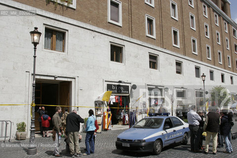 Rome, Piazza della Città Leonina. House where JOSEPH RATZINGER (Pope Benedict XVI) lived as Prefect of the Vaticans Congregation for the Doctrine of the Faith. 23 april 2005 / Roma, Piazza della Città Leonina, La casa dove JOSEPH RATZINGER (Papa Benedetto XVI) viveva e lavorava prima di diventare Papa ed era Prefetto della Congregazione per la Dottrina della Fede. 23 aprile 2005 - ©Marcello Mencarini/Rosebud2