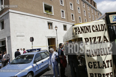 Rome, Piazza della Città Leonina. House where JOSEPH RATZINGER (Pope Benedict XVI) lived as Prefect of the Vaticans Congregation for the Doctrine of the Faith. 23 april 2005 / Roma, Piazza della Città Leonina, La casa dove JOSEPH RATZINGER (Papa Benedetto XVI) viveva e lavorava prima di diventare Papa ed era Prefetto della Congregazione per la Dottrina della Fede. 23 aprile 2005 - ©Marcello Mencarini/Rosebud2