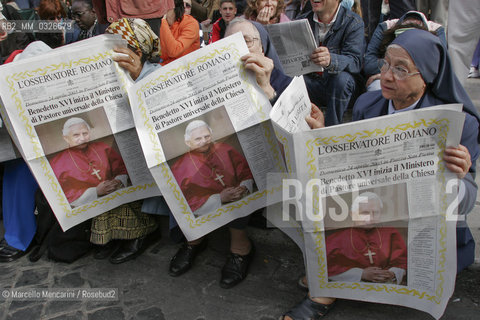 Nuns reading the Roman Observer, the Vatican City State newspaper.  Mass for the Official Inauguration of Benedicts Pontificate. Vatican, Rome, 24 april 2005 / Suore leggono lOsservatore Romano, giornale ufficiale del Vaticano. Santa Messa per linizio ufficiale del Pontificato di Papa Benedetto XVI (JOSEPH RATZINGER). San Pietro, Vaticano, Roma, 24 aprile 2005 - ©Marcello Mencarini/Rosebud2