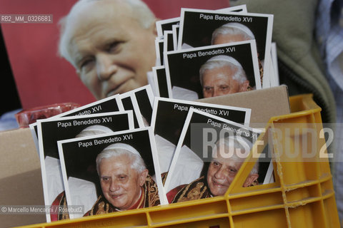 Mass for the Official Inauguration of Benedicts Pontificate. Vatican, Rome, 24 april 2005. Pictures of popes Ratzinger and Wojtila / Santa Messa per linizio ufficiale del Pontificato di Papa Benedetto XVI (JOSEPH RATZINGER). San Pietro, Vaticano, Roma, 24 aprile 2005 - ©Marcello Mencarini/Rosebud2