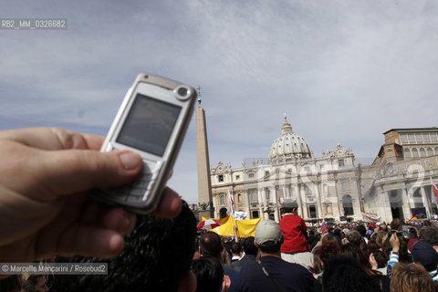 Camera phone taking pictures of Mass for the Official Inauguration of Benedicts Pontificate. Vatican, Rome, 24 april 2005. Picture of the pope / Santa Messa per linizio ufficiale del Pontificato di Papa Benedetto XVI (JOSEPH RATZINGER). San Pietro, Vaticano, Roma, 24 aprile 2005 - ©Marcello Mencarini/Rosebud2