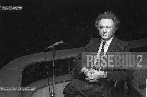 Italian physicist Tullio Regge during a lesson (1981) / Il fisico Tullio Regge durante una lezione (1981) - ©Marcello Mencarini/Rosebud2