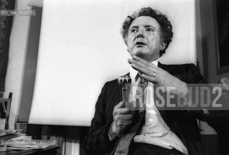 Italian physicist Tullio Regge during a lesson (1981) / Il fisico Tullio Regge durante una lezione (1981) - ©Marcello Mencarini/Rosebud2