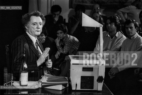 Italian physicist Tullio Regge during a lesson (1981) / Il fisico Tullio Regge durante una lezione (1981) - ©Marcello Mencarini/Rosebud2