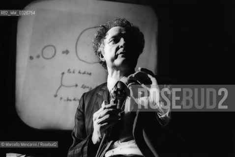 Italian physicist Tullio Regge during a lesson (1981) / Il fisico Tullio Regge durante una lezione (1981) - ©Marcello Mencarini/Rosebud2