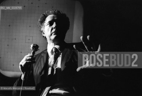 Italian physicist Tullio Regge during a lesson (1981) / Il fisico Tullio Regge durante una lezione (1981) - ©Marcello Mencarini/Rosebud2