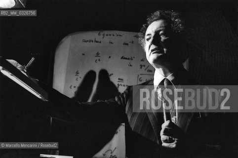 Italian physicist Tullio Regge during a lesson (1981) / Il fisico Tullio Regge durante una lezione (1981) - ©Marcello Mencarini/Rosebud2