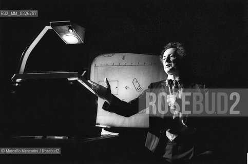 Italian physicist Tullio Regge during a lesson (1981) / Il fisico Tullio Regge durante una lezione (1981) - ©Marcello Mencarini/Rosebud2