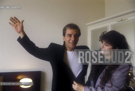 Sanremo Music Festival 1988. Italian pop singer Mino Reitano and his wife Patrizia Vernosa in their hotel room / Festival di Sanremo, 1988. Il cantante Mino Reitano e sua moglie Patrizia Vernosa nella loro camera dalbergo - ©Marcello Mencarini/Rosebud2