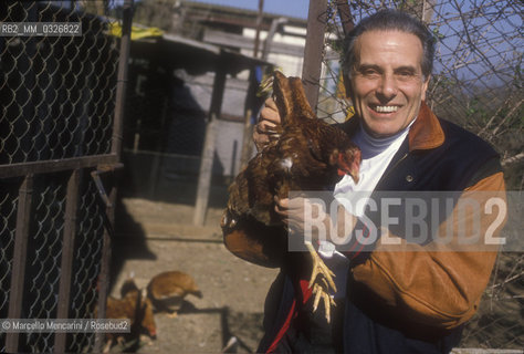 Rignano Flaminio (Rome), 1990. Italian conductor Nicola Rescigno in his chicken coop / Rignano Flaminio (Roma), 1990.Il direttore dorchestra Nicola Rescigno nel suo pollaio - ©Marcello Mencarini/Rosebud2