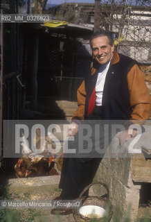 Rignano Flaminio (Rome), 1990. Italian conductor Nicola Rescigno in his chicken coop / Rignano Flaminio (Roma), 1990.Il direttore dorchestra Nicola Rescigno nel suo pollaio - ©Marcello Mencarini/Rosebud2