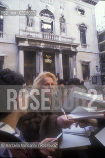 Venice, 1996. Italian soprano Katia Ricciarelli signing autographs in front of la Fenice Theater after the fire / Venezia, 1996. Il soprano Katia Ricciarelli firma autografi davanti al Teatro La Fenice dopo lincendio - ©Marcello Mencarini/Rosebud2