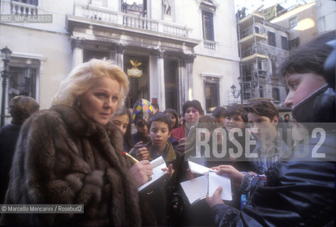 Venice, 1996. Italian soprano Katia Ricciarelli signing autographs in front of la Fenice Theater after the fire / Venezia, 1996. Il soprano Katia Ricciarelli firma autografi davanti al Teatro La Fenice dopo lincendio - ©Marcello Mencarini/Rosebud2