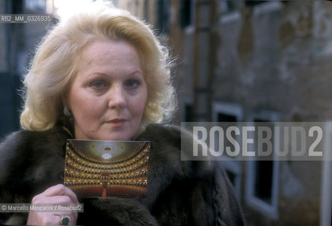 Venice, 1996. Soprano Katia Ricciarelli showing a postcard of La Fenice Theater before the fire / Venezia, 1996. Il soprano Katia Ricciarelli mostra una cartolina del Teatro La Fenice prima dellincendio - ©Marcello Mencarini/Rosebud2