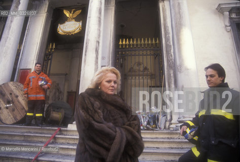 Venice, 1996. Italian soprano Katia Ricciarelli in front of la Fenice Theater after the fire / Venezia, 1996. Il soprano Katia Ricciarelli davanti al Teatro La Fenice dopo lincendio - ©Marcello Mencarini/Rosebud2