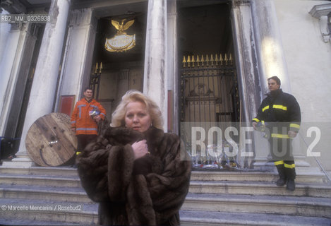 Venice, 1996. Italian soprano Katia Ricciarelli in front of la Fenice Theater after the fire / Venezia, 1996. Il soprano Katia Ricciarelli davanti al Teatro La Fenice dopo lincendio - ©Marcello Mencarini/Rosebud2