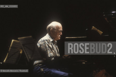 Russian pianist Sviatoslav Richter during a rehearsal (1983) / Il pianista Sviatoslav Richter durante una prova (1983) - ©Marcello Mencarini/Rosebud2