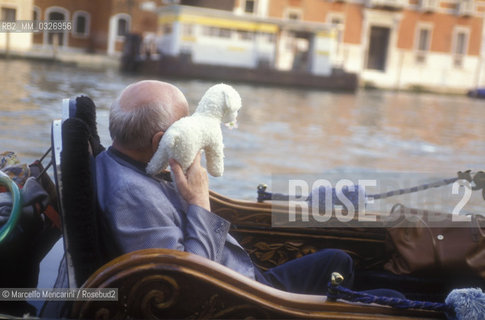 Venice, 1991. Russian pianist Sviatoslav Richter in a gondola hiding his face with a sheep stuffed / Venezia, 1991. Il pianista Sviatoslav Richter in gondola mentre si nasconde con una pecora di peluche - ©Marcello Mencarini/Rosebud2