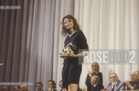 Venice Lido, Venice Film Festival 1986. French actress Marie Rivière, protagonist and co-scriptwriter with Eric Rohmer of the movie Le rayon vert (The Green Ray) directed by Romer, receives the Golden Lion Award for best film  / Lido di Venezia, Mostra del Cinema di Venezia 1986. Lattrice francese Marie Rivière, protagonista e co-sceneggiatrice con Eric Rohmer del film Le rayon vert (Il raggio verde), diretto da Romer, riceve il Leone dOro per il miglior film - ©Marcello Mencarini/Rosebud2