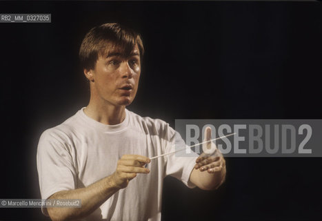 Venice, 1995. American conductor David Robertson performing a rehearsal / Venezia, 1995. Il direttore dorchestra David Robertson durante una prova - ©Marcello Mencarini/Rosebud2