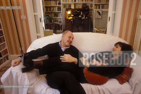 Rome, 1999. Italian journalist and TV writer Fabrizio Rondolino with his wife Simona Ercolani in their house / Roma, 1999. Fabrizio Rondolino, giornalista e autore televisivo, e sua moglie Simona Ercolani nella loro casa - ©Marcello Mencarini/Rosebud2