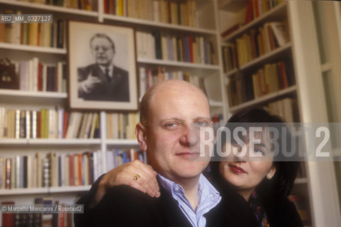 Rome, 1999. Italian journalist and TV writer Fabrizio Rondolino with his wife Simona Ercolani in their house / Roma, 1999. Fabrizio Rondolino, giornalista e autore televisivo, e sua moglie Simona Ercolani nella loro casa - ©Marcello Mencarini/Rosebud2