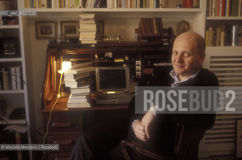 Rome, 1999. Italian journalist and TV writer Fabrizio Rondolino in his house / Roma, 1999. Fabrizio Rondolino, giornalista e autore televisivo, nella sua casa - ©Marcello Mencarini/Rosebud2