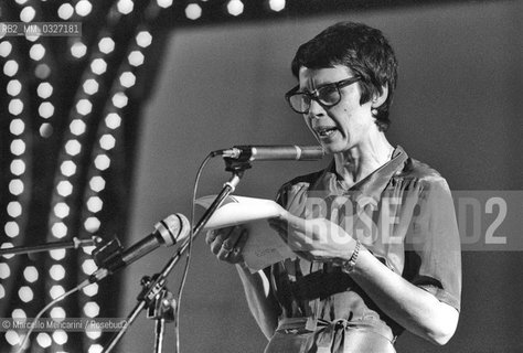 Rome, Piazza di Siena, 1980. Italian poet Amelia Rosselli during a reading reading at the Second Festival of the Poets / Roma, Piazza di Siena, 1980. La poetessa Amelia Rosselli durante una lettura al Secondo festival dei poeti - ©Marcello Mencarini/Rosebud2