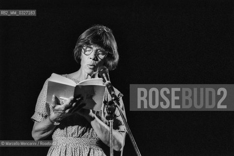 Rome 1985, International Festival of the Poets. Italian poet Amelia Rosselli reading poems by Sylvia Plath who she translated. Perhaps not coincidentally, Rosselli committed suicide on February 11, 1996,  just the same day that Plath committed suicide 33 years before / Roma 1985, Festival internazionale dei poeti. La poetessa Amelia Rosselli mentre legge poesie di Sylvia Plath, che ha tradotto. Forse non per caso, la Rosselli si suicidò l11 febbraio del 1996, proprio nello stesso giorno in cui si suicidò la Plath 33 anni prima - ©Marcello Mencarini/Rosebud2