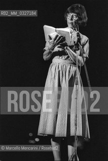 Rome 1985, International Festival of the Poets. Italian poet Amelia Rosselli reading poems by Sylvia Plath who she translated. Perhaps not coincidentally, Rosselli committed suicide on February 11, 1996,  just the same day that Plath committed suicide 33 years before / Roma 1985, Festival internazionale dei poeti. La poetessa Amelia Rosselli mentre legge poesie di Sylvia Plath, che ha tradotto. Forse non per caso, la Rosselli si suicidò l11 febbraio del 1996, proprio nello stesso giorno in cui si suicidò la Plath 33 anni prima - ©Marcello Mencarini/Rosebud2